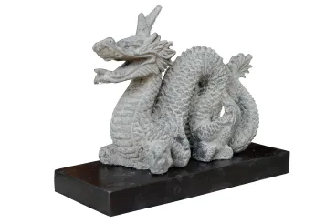 Liegender Drache, auf einem Holzsockel, ca. 16 cm. Antik-Finish, Lavagestein gegossen 