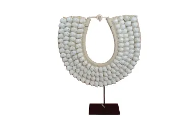 Dekoratives Halsband, weiß, auf Holzständer 