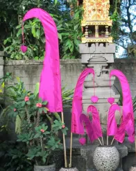 Original Balifahne, aubergine, inkl. 2teiligem Fahnenstab. Das Komplettset ist in den Größen 120 cm und 200 cm erhältlich. 