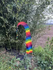Balifahne Regenbogen – 120 cm mit Bambusstab 