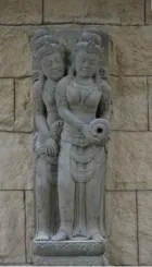 Relief mit 2 stehenden Figuren, ca. 150 cm hoch 