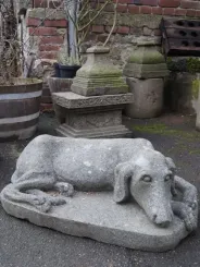 SALE – Jagdhund, liegend auf Sockel, ca. 80 cm L 