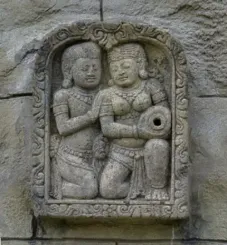 Relief mit 2 Figuren und Gefäß, 40 x 65 cm 