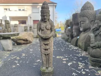 Stehende Lady (Sri Dewi) 100 cm hoch, natur , basanit 