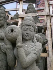 Stehende Lady (Sri Dewi) mit Vase, 150 cm H 