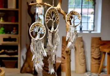Traumfänger, Baum des Lebens in weiß, mit Holzperlen, natur 