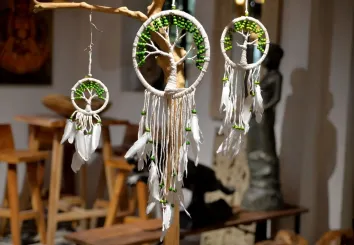 Traumfänger, Baum des Lebens in weiß, mit Holzperlen, grün 