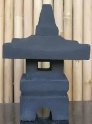 Japanische Laterne, mehrteilig, 34cm hoch, Lavasteinguss 