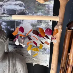 Glaswindspiel, hängende Glasstücke am Stock, Hänger mit Treibholz, Farbe Rot. 