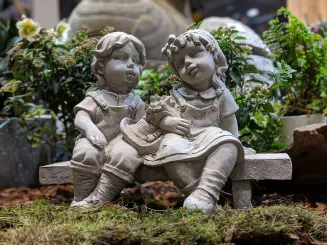 Paar auf Bank, 40 cm 