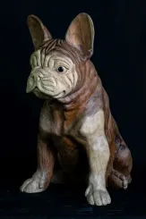Französische Bulldogge sitzend – Holzskulptur für Tierliebhaber 