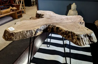 Unikat - Beistelltisch mit Metallbeinen, die Platte ist aus einem Stück Teakwurzel gefertigt. Größe etwa 70 cm Länge und 60 cm Breite, 5,5cm Dicke, Höhe ist 45cm 