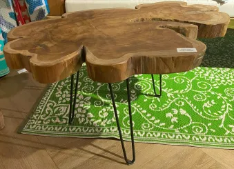 Unikat - Beistelltisch mit Metallbeinen, die Platte ist aus einem Stück Teakwurzel gefertigt. Größe etwa 80cm Länge und 50 cm Breite, 5,5cm Dicke, Höhe ist 45cm 