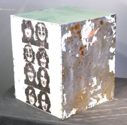 Würfel mit gedrucktem Motiv, John Lennon 40 cm. Wird aus recycelten Ölfässern hergestellt 