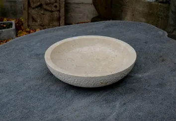 Schale aus Marmor, Ø 40 cm, außen grob bossiert 