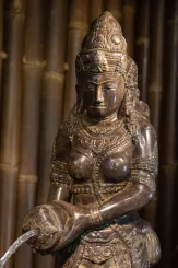 Stehende Dewi Sri als Wasserspiel, 123 cm 