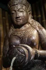 Stehende Dewi Sri als Wasserspiel, 153 cm 