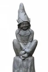 Sitzender Kobold auf Sockel, Steinguss, Antikfinish 