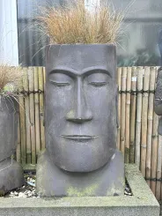 Abstrakter Kopf als Pflanzer. 100 cm Höhe, Kunststein, handgefertigt & farbig. eingefaerbt in der Farbe Antik-Finish 