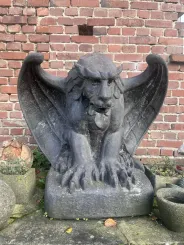 Ausstellungstück - Gotischer Löwe / Adler etwa 90 cm hoch. Gussstein mit antikem Finish, handgefertigter Nacharbeit 