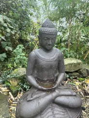 Ausstellungsstück - Sitzender Buddha, Indien, 80 cm Höhe, Kunststein, hohl, handgefertigt & farbig. 
