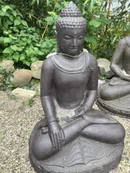 Ausstellungsstück - Sitzender Buddha, Indien, 80 cm Höhe, Kunststein, hohl, handgefertigt & farbig. 