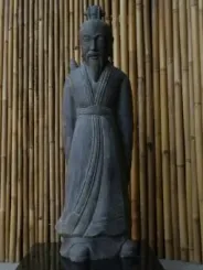 Stehender Samurai mit Schwert, 125 cm hoch 