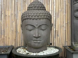 Buddhakopf als Wasserspiel, 132 cm Höhe, Kunststein, hohl, handgefertigt & farbig. Eingefaerbt in der Farbe Antik-Finish 