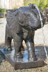Stehender Elefant auf Sockel als Wasserspiel, 107 cm L 