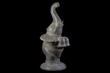 Stehender Elefant als Wasserspiel, 60 cm H 