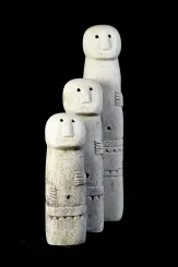 Set mit drei Statuen, Naturstein 