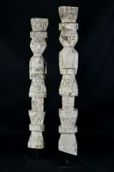 Set mit zwei Statuen, Holz auf Ständer 