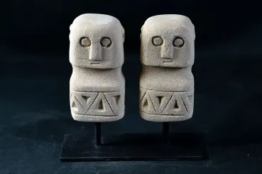 Set mit zwei Statuen, Naturstein 