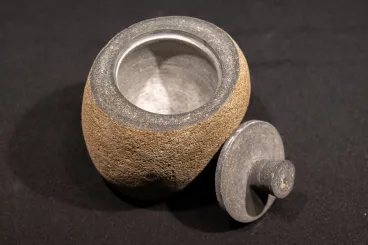 Steingefäß mit Deckel aus edlem Flussstein 