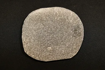 Dünne Platte aus Flussstein, ca. 15 cm Durchmesser 