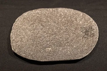 Dünne Platte aus Flussstein, ca. 25 cm Durchmesser 