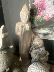 Stehender Buddha mit floraler Schnitzerei, Abudaya-Position. 37 x 32 x 152 cm. Naturstein (Flussstein), Steinmetzarbeiten 