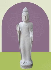 Stehender Buddha mit floraler Schnitzerei, Abudaya-Stellung. 47 x 35 x 180 cm. Naturstein (Flussstein), Steinmetzarbeit 