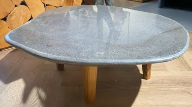 Einzigartiger runder flacher Tisch mit einer Flussstein Platte und Teakholzgestell, ca. Maße 85 x 75cm x 30cm Höhe. 