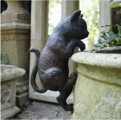 Kletternde Katze – Bronzeoptik, ca. 16 cm 