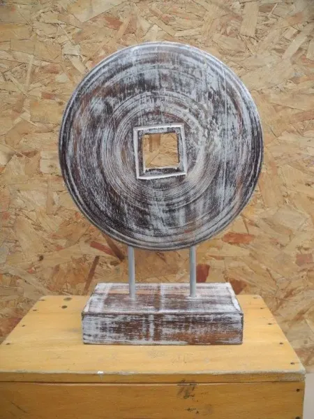 Chinesische Münze auf Holzsockel, 35 cm 