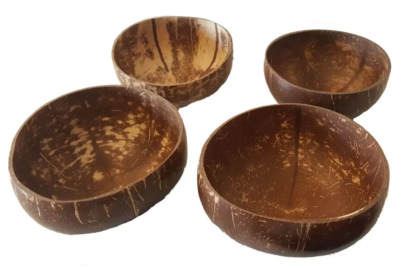 4 polierte Kokosnussschalen in einem Netz 