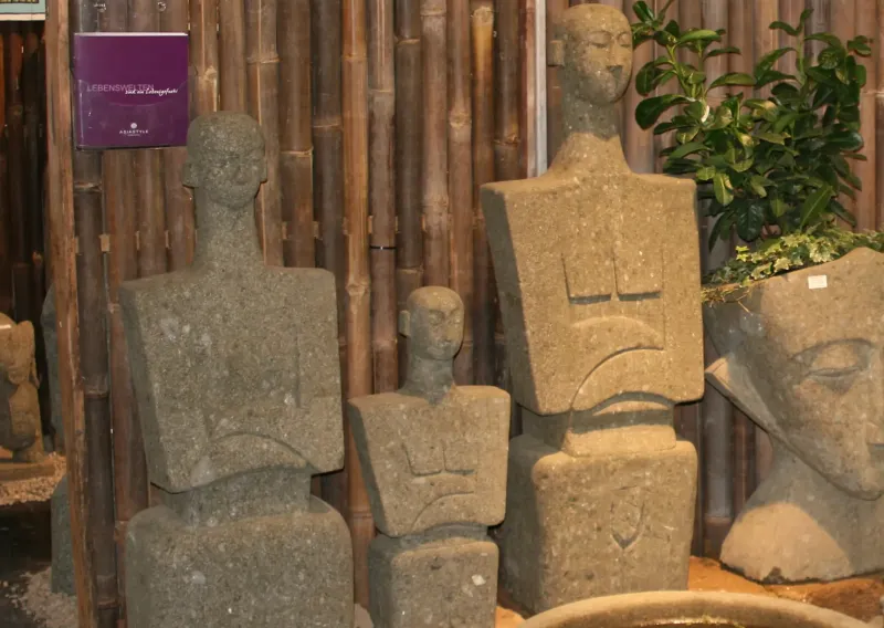 Abstrakte Frau, Basanit, handgefertigt, 155cm Höhe 