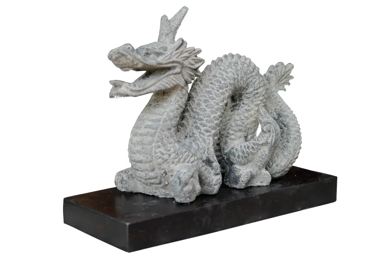 Liegender Drache, auf einem Holzsockel, ca. 16 cm. Antik-Finish, Lavagestein gegossen 