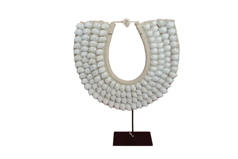 Dekoratives Halsband, weiß, auf Holzständer 