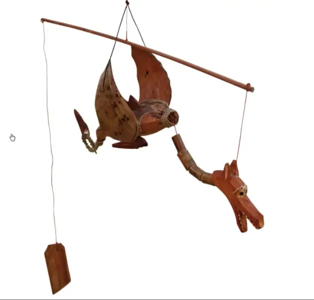 Bambus-Windspiel mit einem Drachen. Die Länge beträgt 30 cm. Natürlich 