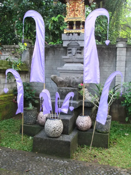 Original Balifahne, flieder, inkl. 2teiligem Fahnenstab. Das Komplettset ist in den Größen 120 cm und 200 cm erhältlich. 