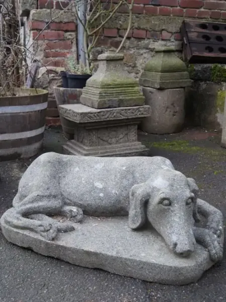 SALE – Jagdhund, liegend auf Sockel, ca. 80 cm L 