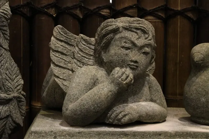 Liegender Engel, ca. 35 cm 