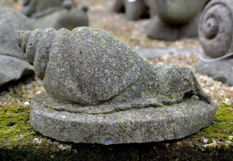 Liegende Schnecke auf Sockel 